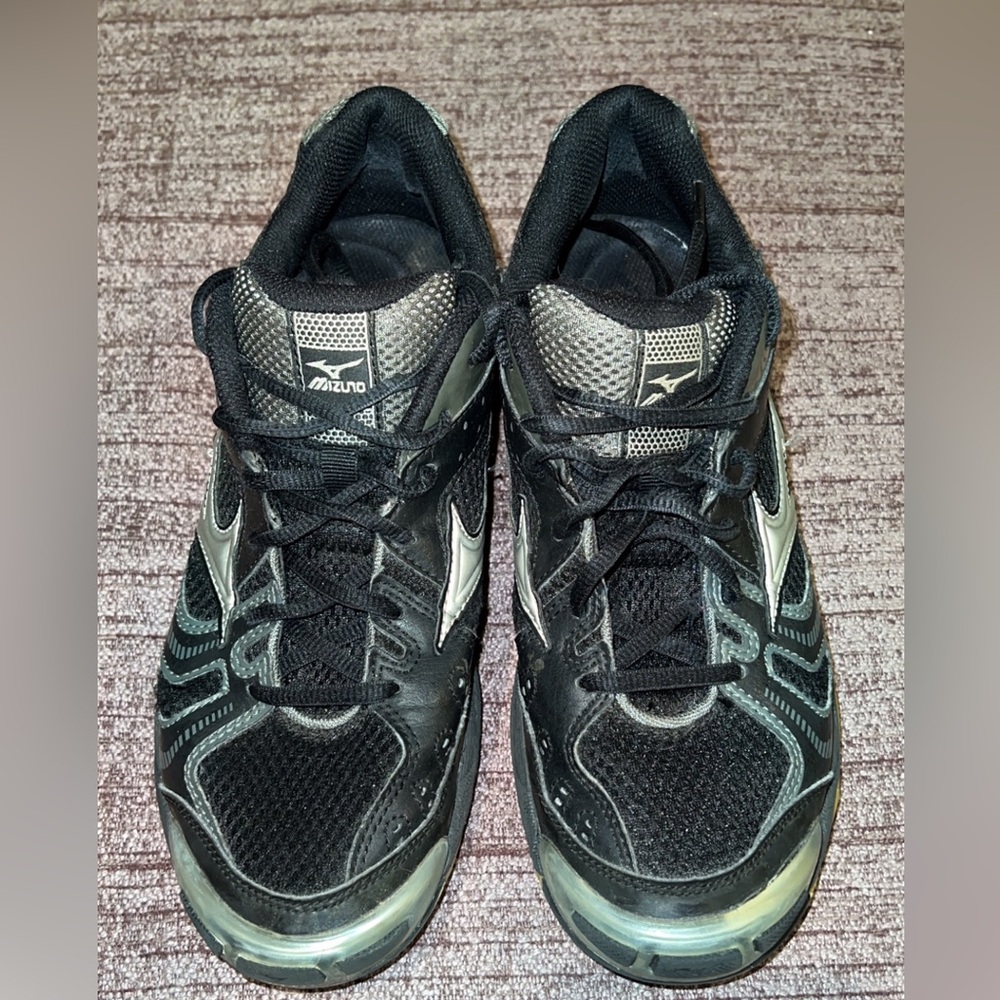 Women’s Mizuno volleyball shoes size 9